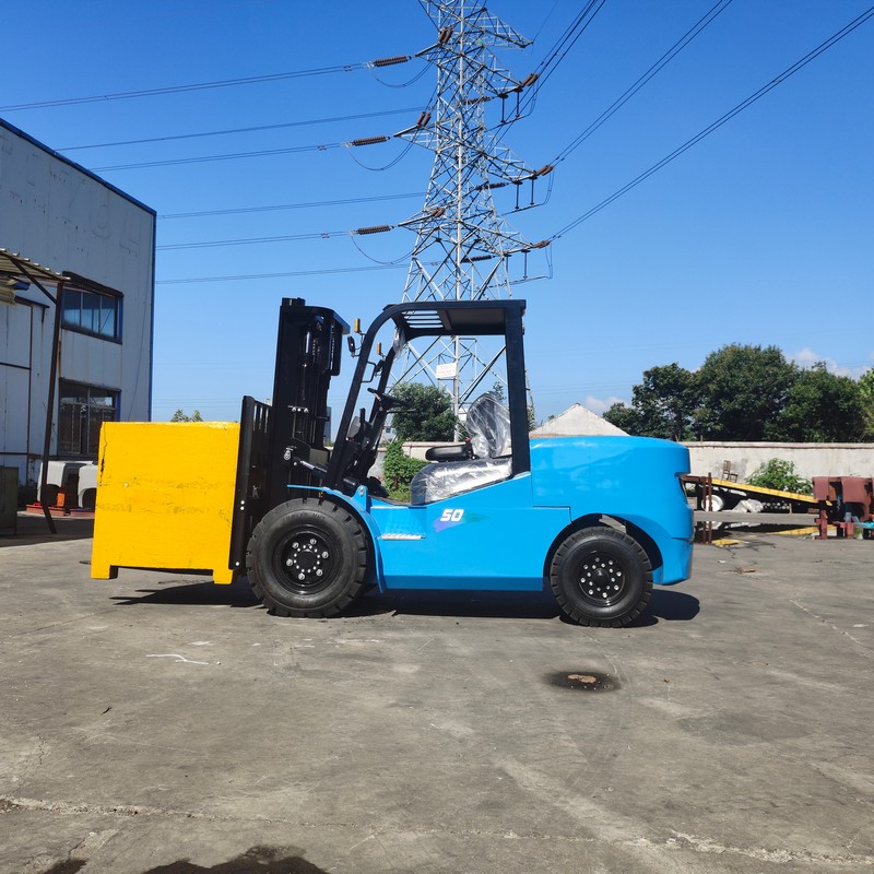 Carrello elevatore elettrico da 5 t
